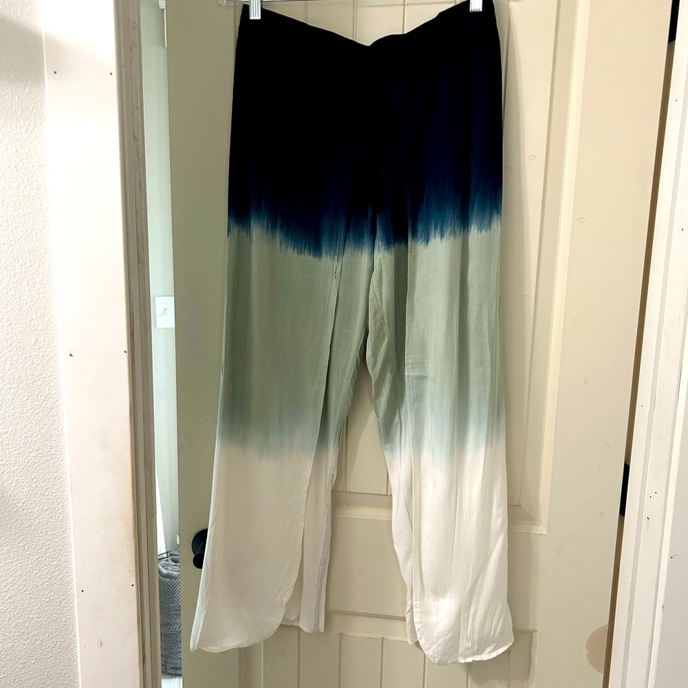 Flow pants size medium worn twice.